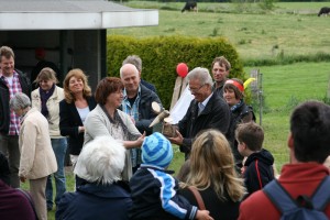 Kinderfest Sarkwitz 2012, Gastgeschenk für Bürgermeister Overien, Foto: R. Böcker