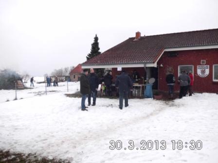 es kamen viele zum Osterfeuer trotz Schnee Foto: K. Kastenholz