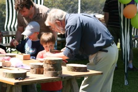 Basteln mit Holz - Martin Töpper hilft den Kleinen Olympioniken. Ein Bild aus Holz zu erstellen  (Foto:R.Böcker) 