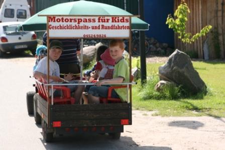 Auch mit einem Trecker konnten kleinere und größere Kinder ihre Geschicklichkeit testen. (Foto:R.Böcker)